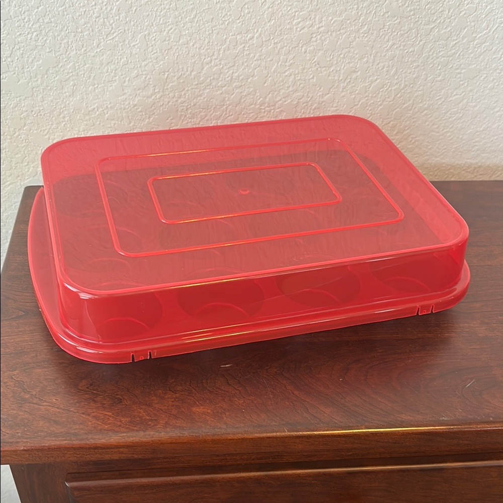 Wilton Covered Non stick 12 Cupcake and muffin Pan
